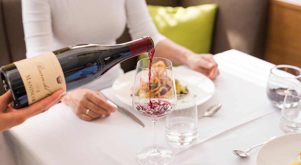 Passende Wein Auswahl zum Abendessen im Genusshotel Südtirol mit Halbpension: Kiendl Schenna