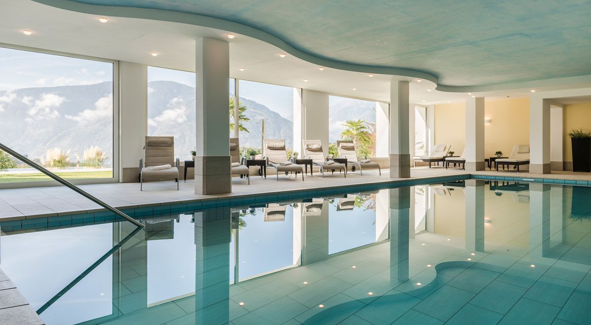 Beheizter Indoor Pool im Hotel Kiendl in Schenna mit Aussicht auf Meran