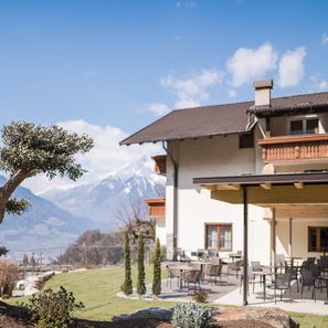 Großzügige Gartenterrasse zum Genießen im Hotel Kiendl bei Meran