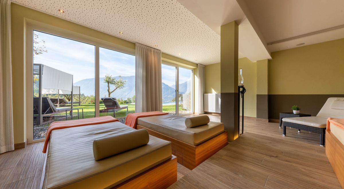 Entspannungsliegen mit Garten- Panoramablick im Wellnesshotel Kiendl Schenna bei Meran