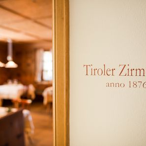 Tiroler Zirmstube von 1876 im Genusshotel Kiendl bei Meran