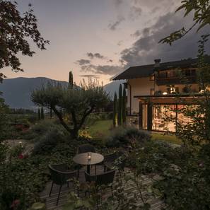 Abendstimmung in der mediterranen Gartenanlage