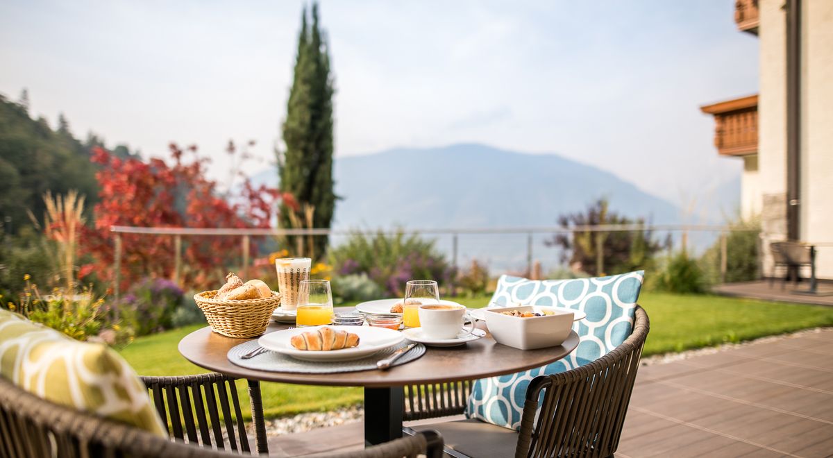 Frühstücken auf mediterraner Panoramaterrasse im Genusshotel Südtirol: Kiendl oberhalb von Meran