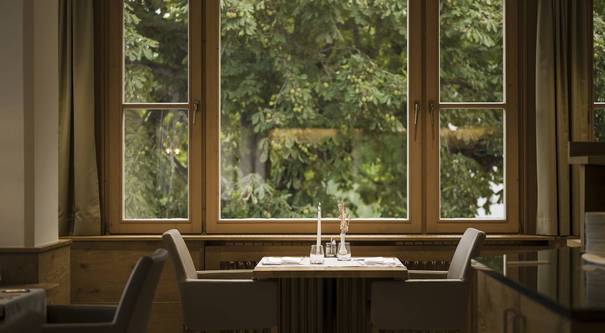 Speisesaal klassik mit Blick zum Kastanienbaum