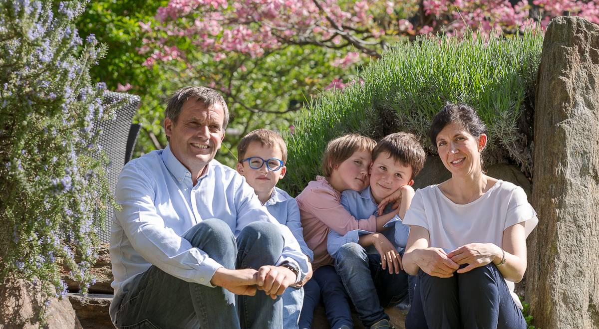 Barbara Winkler mit Michl Pföstl und Jakob, Mathias und Helena