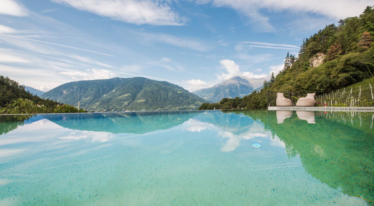 Spiegelglatter Infinity Pool mit Blick aufs Vigiljoch- Massiv oberhalb von Meran im Wellnesshotel Kiendl