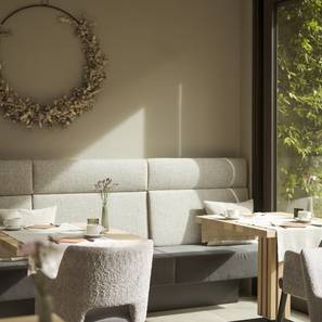 Gedeckter Tisch im Wintergarten
