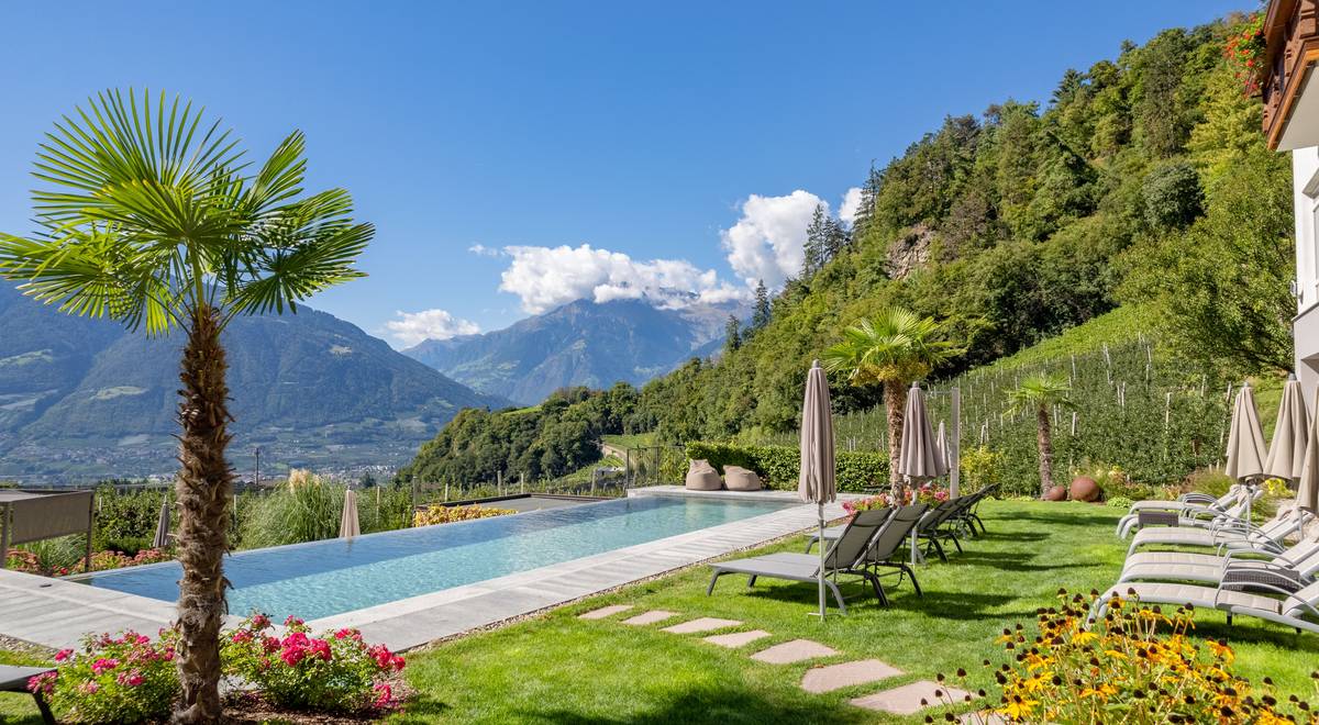 Traumhafter Ausblick: Entspannung pur im Infinity-Pool vor imposantem Bergpanorama.