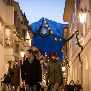 Altstadt von Meran mit Weihnachtsdekoration