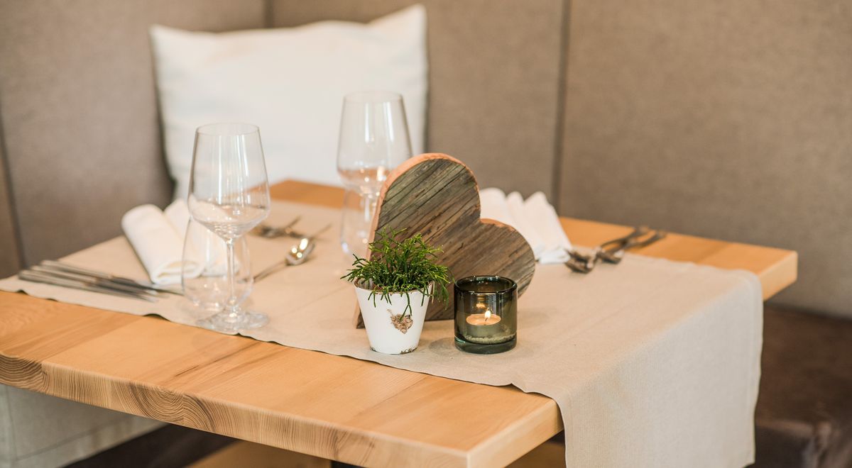 Liebevoll gedeckter Tisch im modernen Ambiente des Genusshotel Kiendl, Schenna bei Meran