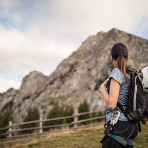 Frau mit Rucksack beim Wanderurlaub oberhalb von Meran