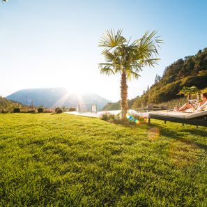 Sonnenuntergang & Palmengarten im Wellnesshotel Kiendl oberhalb von Meran bei Schenna