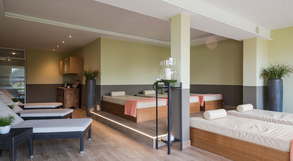 Ruhebereich mit Entspannungsbetten und Liegen im Wellnesshotel Kiendl Schenna bei Meran