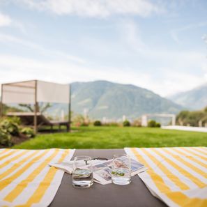 Wellnessurlaub auf Gartenliege im Panoramagarten des Wellnesshotel Kiendl in Schenna bei Meran