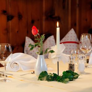 Gedeckter Tisch mit Kerzenlicht in der Zirmstube des Genusshotel Kiendl bei Meran