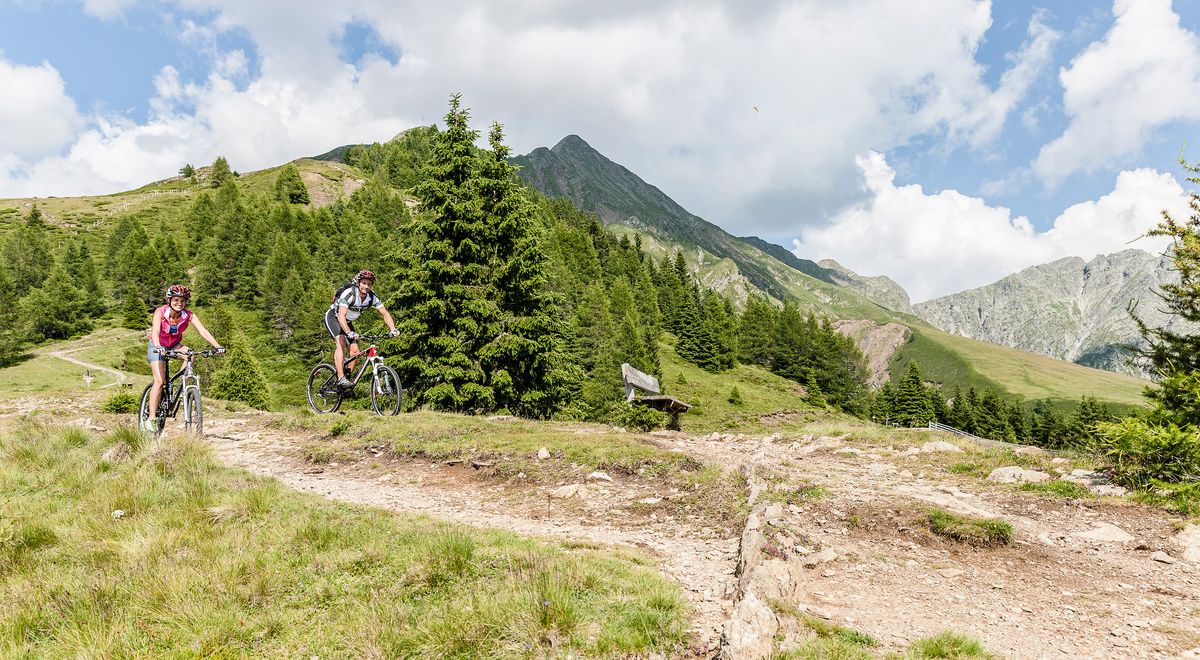 Weitläufiges Radwegenetz für Biker auf den Hochebenen oberhalb von Meran