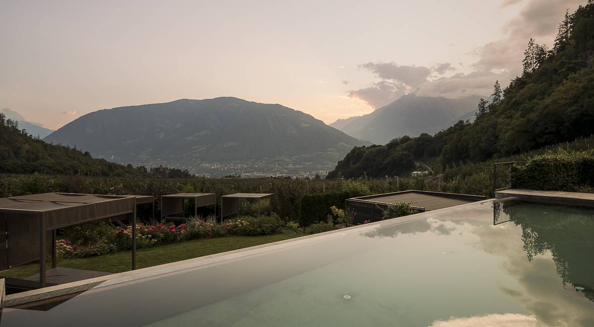 Infinity Pool mit Sonnenuntergang