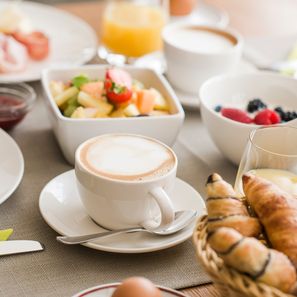 Cappuccino, Obstsalat, Brioches uvm. beim Frühstück im Genusshotel Kiendl Meran Südtirol