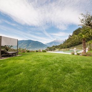 Entpsannungsgarten mit Infinity Pool im Wellnesshotel Schenna: Kiendl