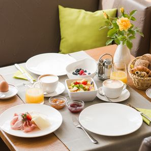 Reichhaltiges Frühstück in großzügigem Ambiente im Genusshotel Südtirol: Kiendl in Schenna