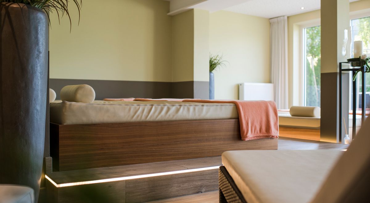Entspannungsliegen mit Panoramablick im Wellnesshotel Kiendl Schenna bei Meran