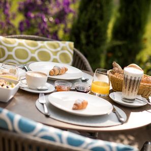 Frühstücken im Freien auf der mediterranen Gartenterrasse des Genusshotel Südtirol: Kiendl bei Meran
