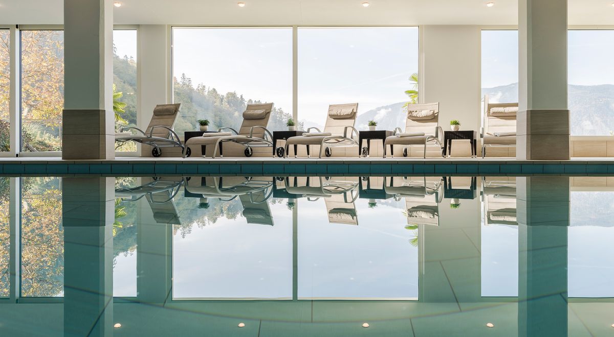 Hallenbad & Entspannungsliegen im Wellnesshotel Kiendl Schenna bei Meran