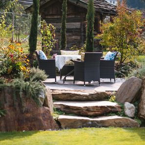 Gartentisch zum Genießen im einzigartigen Hotelgarten des Genusshotel Kiendl Südtirol bei Meran