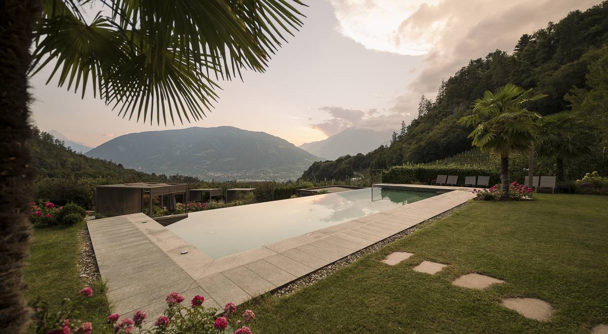 Infinity Pool mit Sonnenuntergang