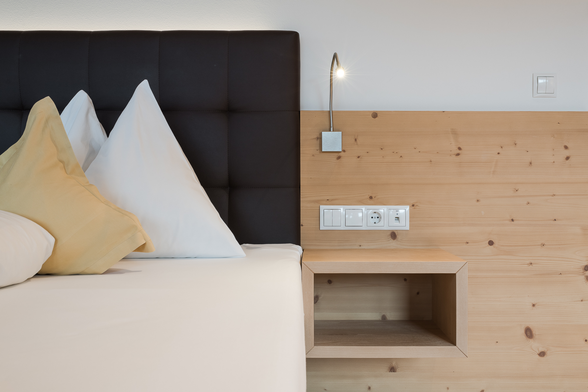 Zimmer mit Naturholzmöbeln und Parkettboden